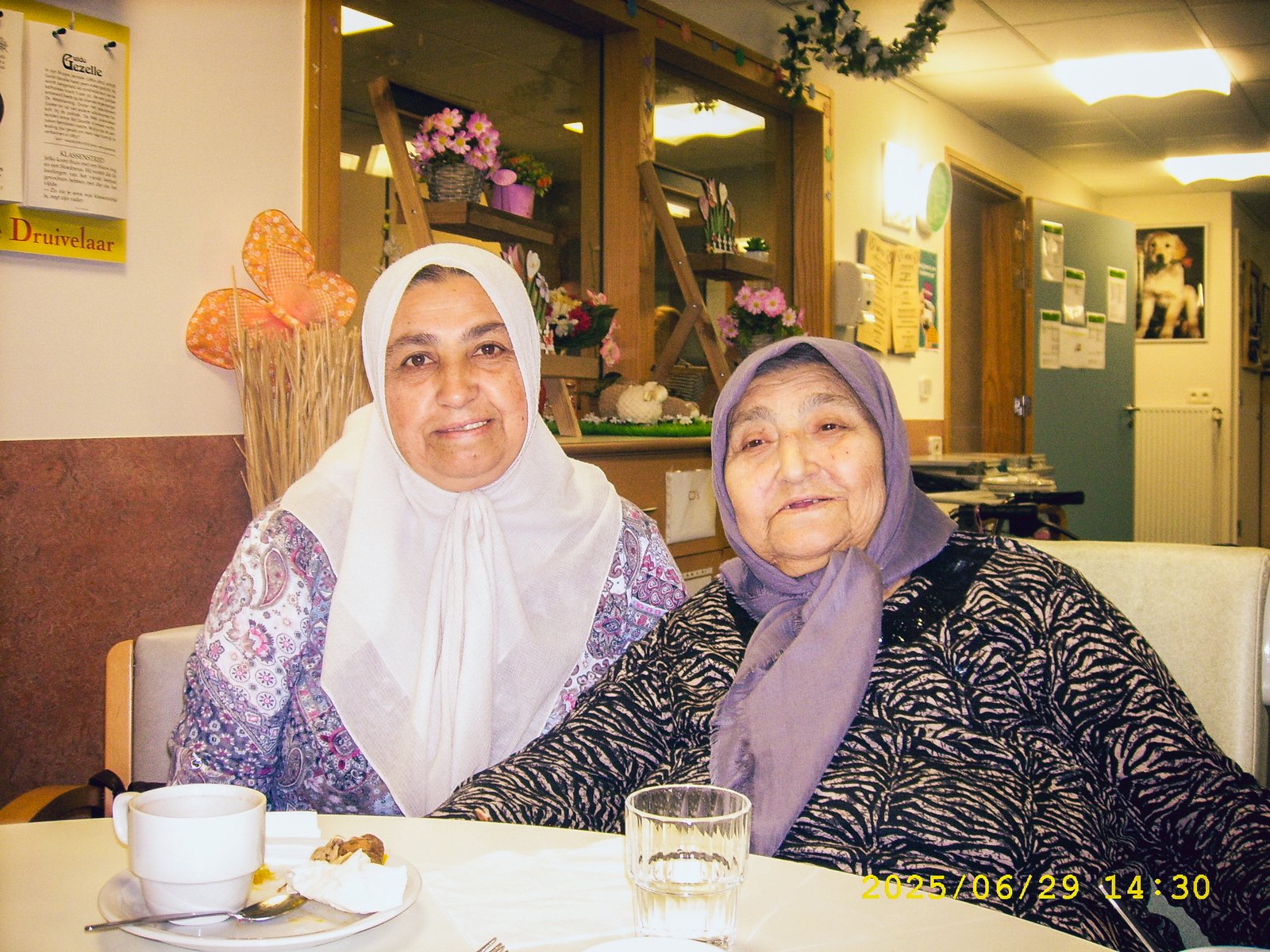 Senior en bezoeker in een warme ontmoeting