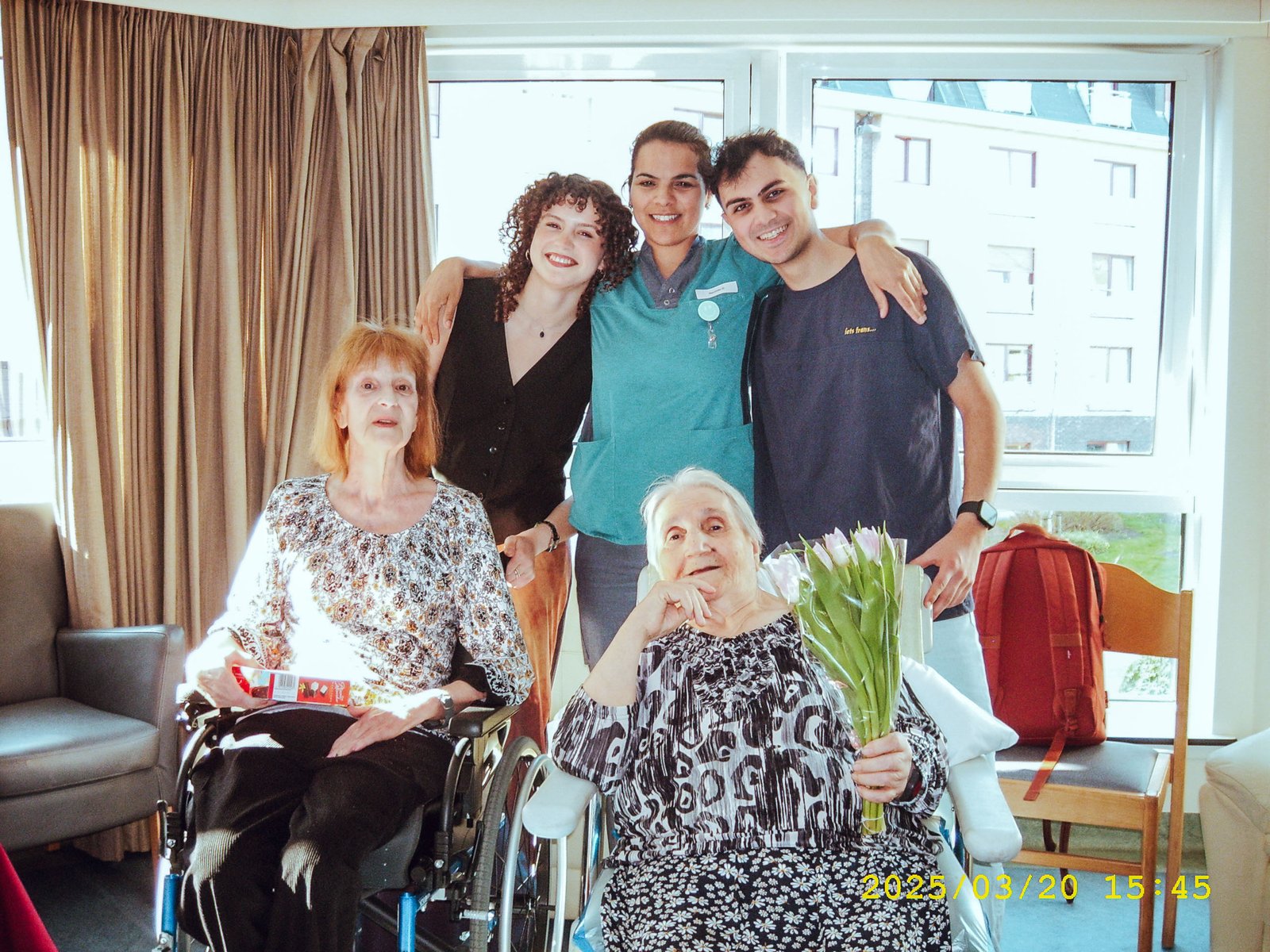 Kinderen aan tafel in een warme ontmoetingssfeer